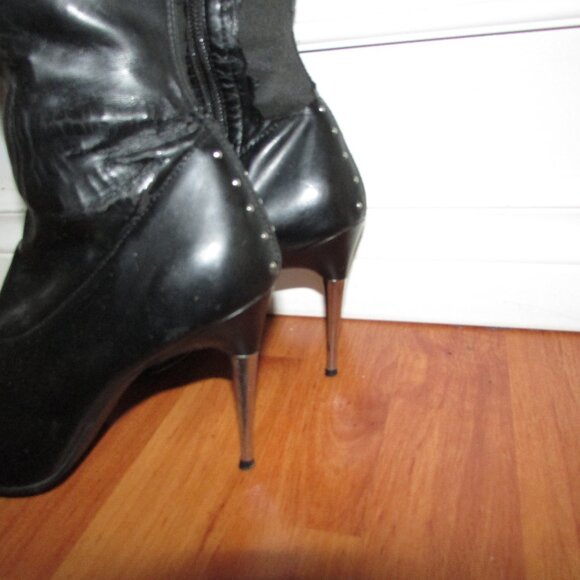 Black Pleather Silver Stiletto Heeled Riveted Boots - Sz 7-7.5 - Picture 3 of 11